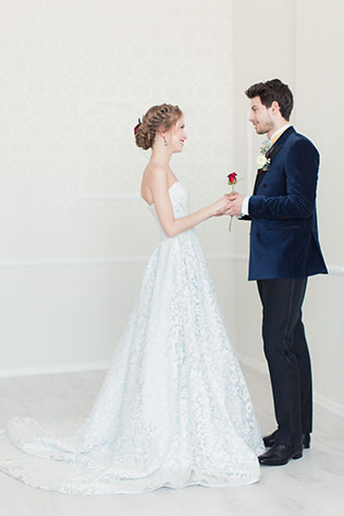 «Маленький принц»: стилизованная свадебная фотосессия, жених и невеста с розой