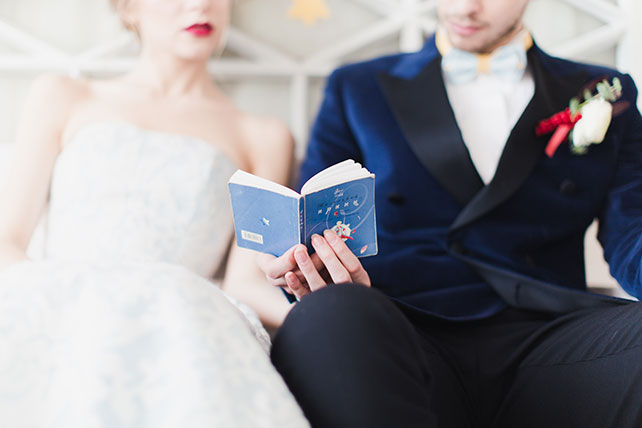 Свадьба фото. Клятвенная церемония на свадьбе. Счастливая невеста. Жених читает невесте. Жених плачет на свадьбе.