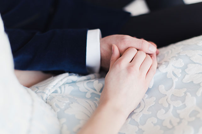 «Маленький принц»: стилизованная свадебная фотосессия, жених и невеста держатся за руки