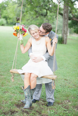 Свадебная фотосессия на качелях, невеста и жених