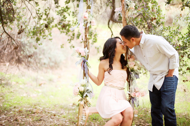 Свадебная фотосессия на качелях, невеста и жених