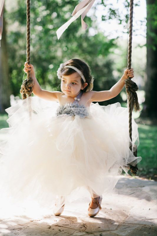 Свадебная фотосессия на качелях, девочка на качелях