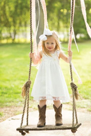 Свадебная фотосессия на качелях, девочка на качелях