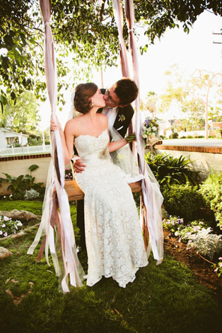 Свадебная фотосессия на качелях, жених и невеста