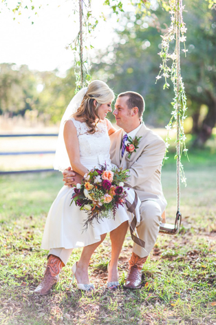 Свадебная фотосессия на качелях, жених и невеста