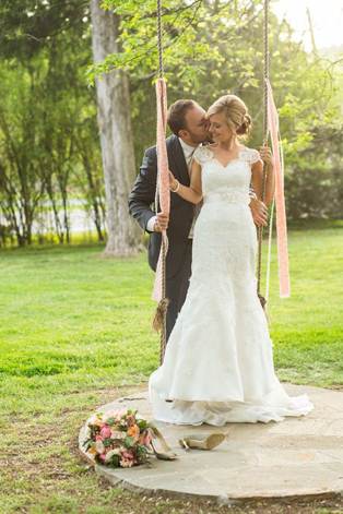 Свадебная фотосессия на качелях, жених и невеста 
