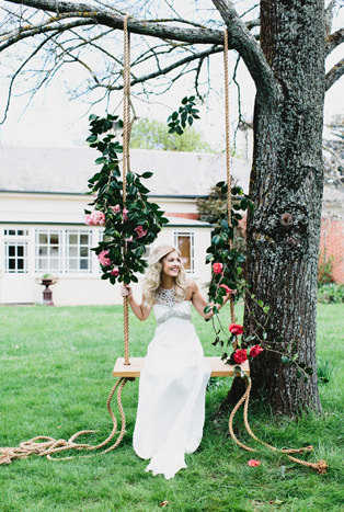 Свадебная фотосессия на качелях, невеста