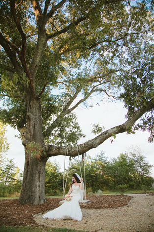 Свадебная фотосессия на качелях, невеста