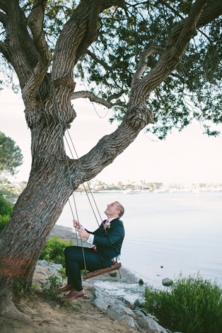 Свадебная фотосессия на качелях, жених