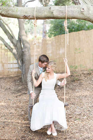 Свадебная фотосессия на качелях, жених и невеста на качелях