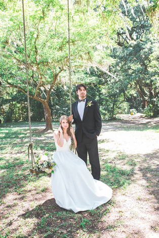 Свадебная фотосессия на качелях, жених и невеста на качелях