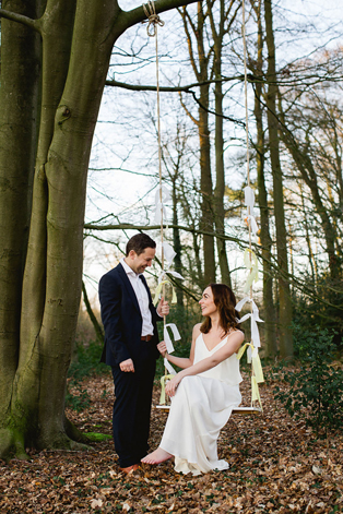 Свадебная фотосессия на качелях, жених и невеста на качелях