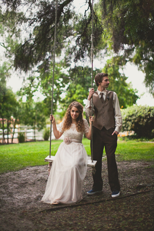 Свадебная фотосессия на качелях, жених и невеста на качелях