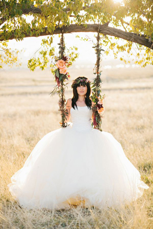 Свадебная фотосессия на качелях, невеста на качелях