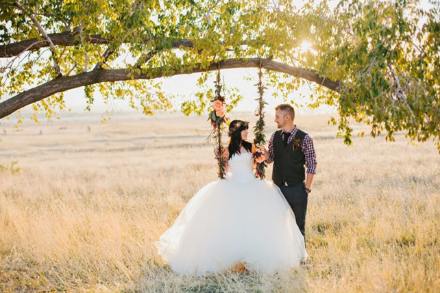 Свадебная фотосессия на качелях, жених и невеста на качелях