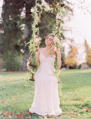 Свадебная фотосессия на качелях, образ невесты