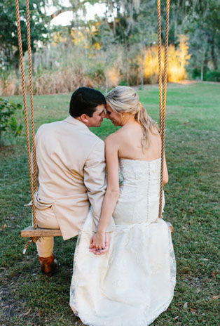 Свадебная фотосессия на качелях, жених и невеста на качелях