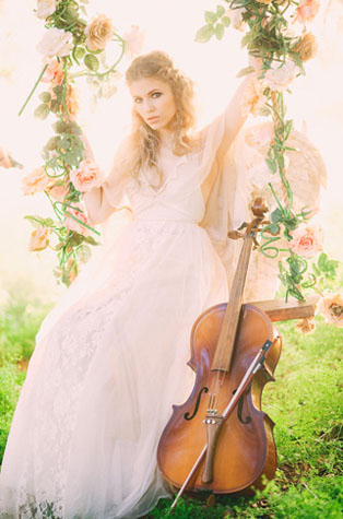 Свадебная фотосессия на качелях, невеста с контрабасом
