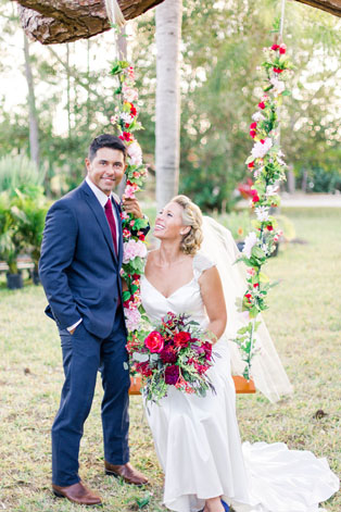 Свадебная фотосессия на качелях, жених и невеста на качелях