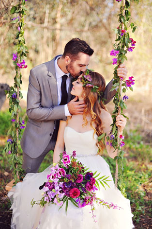 Свадебная фотосессия на качелях, жених и невеста на качелях