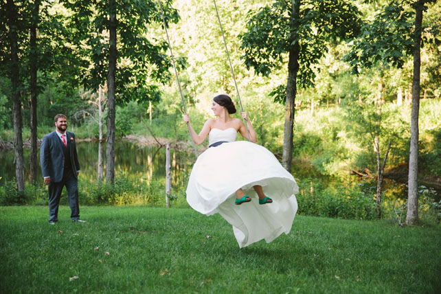 Свадебная фотосессия на качелях, жених и невеста на качелях