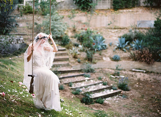 Свадебная фотосессия на качелях, образ невесты на качелях