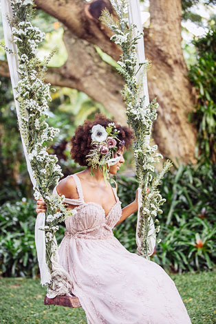 Свадебная фотосессия на качелях, образ невесты на качелях