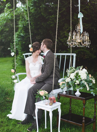 Свадебная фотосессия на качелях, жених и невеста на качелях