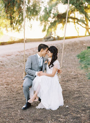 Свадебная фотосессия на качелях, жених и невеста на качелях