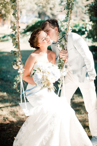 Свадебная фотосессия на качелях, жених и невеста на качелях