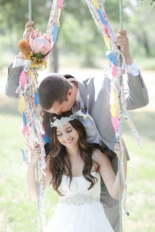 Свадебная фотосессия на качелях, жених и невеста на качелях