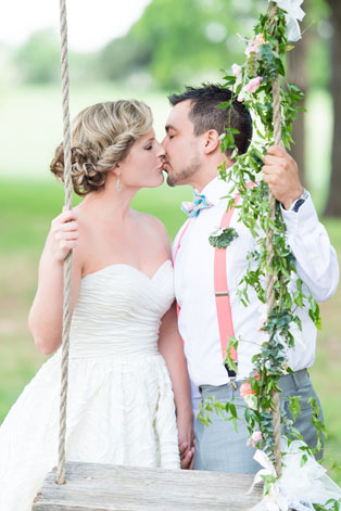 Свадебная фотосессия на качелях, жених и невеста на качелях