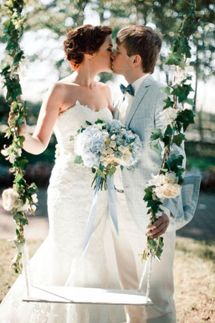 Свадебная фотосессия на качелях, жених и невеста на качелях