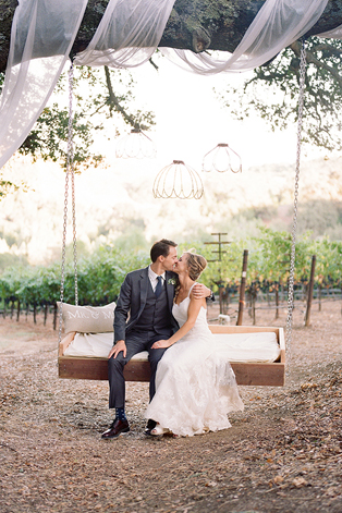 Свадебная фотосессия на качелях, жених и невеста на качелях