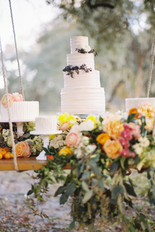 Свадебная фотосессия на качелях, торт