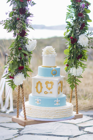 Свадебная фотосессия на качелях, торт