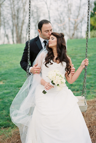 Свадебная фотосессия на качелях, невеста и жених на качелях