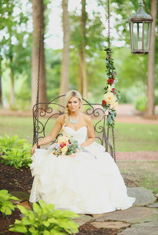 Свадебная фотосессия на качелях, невеста на качелях