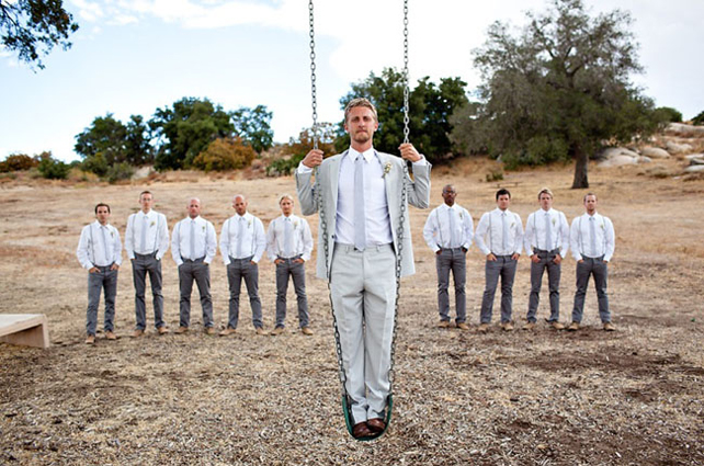 Свадебная фотосессия на качелях, жених на качелях