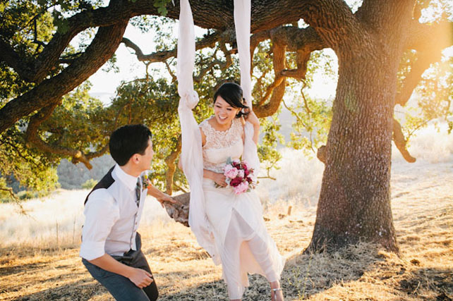 Свадебная фотосессия на качелях, невеста и жених на качелях