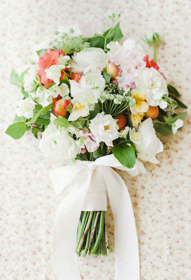 Фрукты в букете невесты