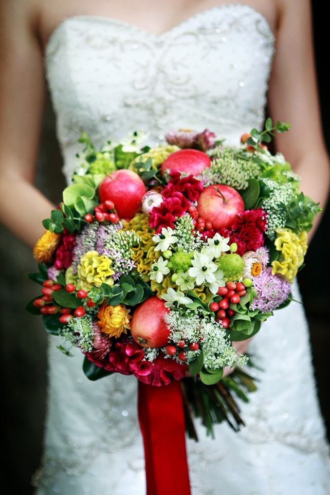 Фрукты в букете невесты