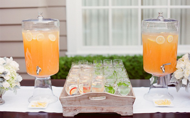 Фрукты в напитках на свадебном столе