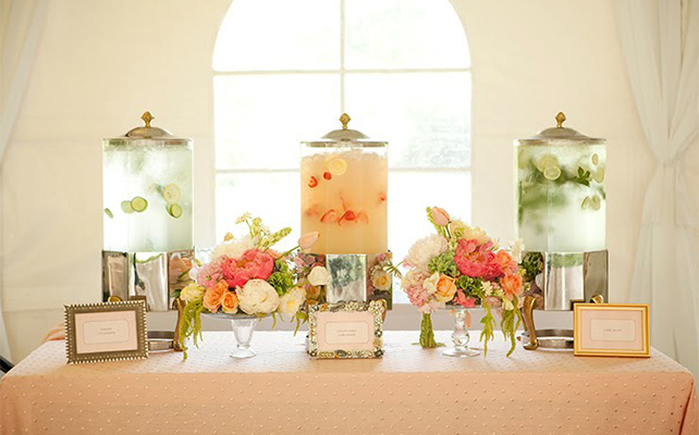 Фрукты в напитках на свадебном столе