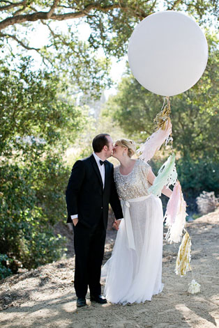 Гигантские воздушные шары, жених и невеста с большим шаром