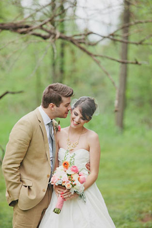 Гигантские воздушные шары, жених и невеста с большим шаром