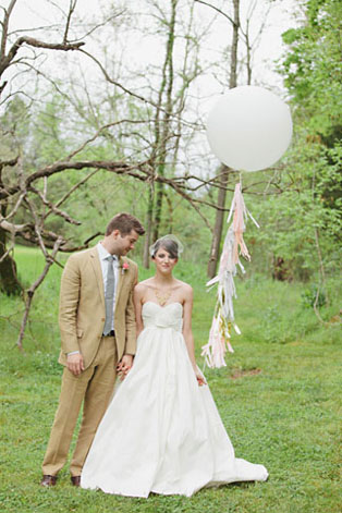 Гигантские воздушные шары, жених и невеста с большим шаром