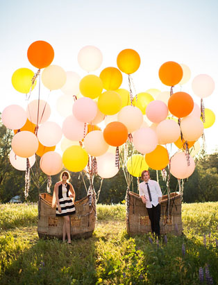 Гигантские воздушные шары, влюбленные у корзины с шарами