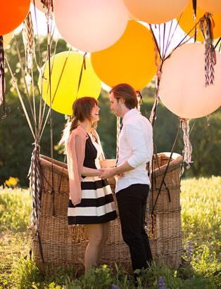 Гигантские воздушные шары, влюбленные у корзины с шарами