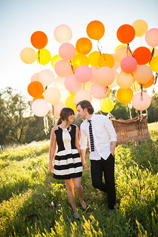 Гигантские воздушные шары, влюбленные с шариками